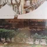 Anche questo negozio risulta completamente rifatto: da un gazebo bianco...